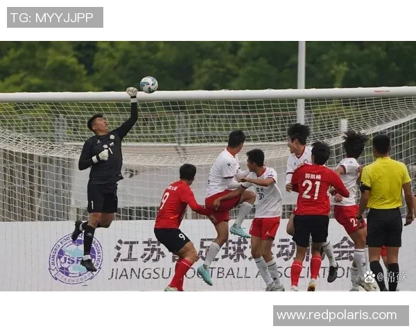 足球明星亲自赠送球裤照片分享球迷热情与运动精神