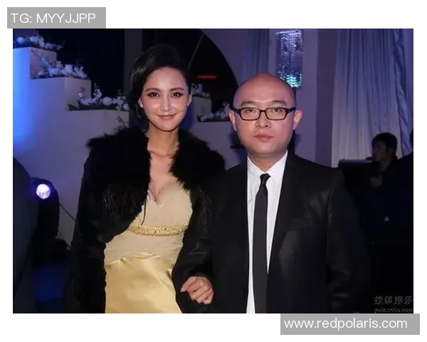 德国足球明星盛装亮相时尚礼服展现独特魅力与风采